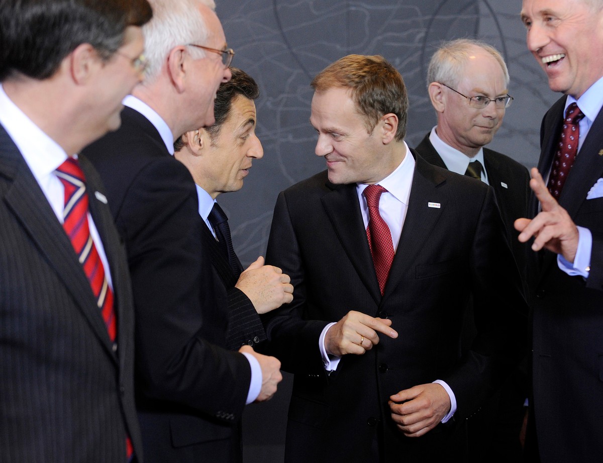 Premier Donald Tusk rozmawia z prezydentem Francji Nicolas Sarkozym.
