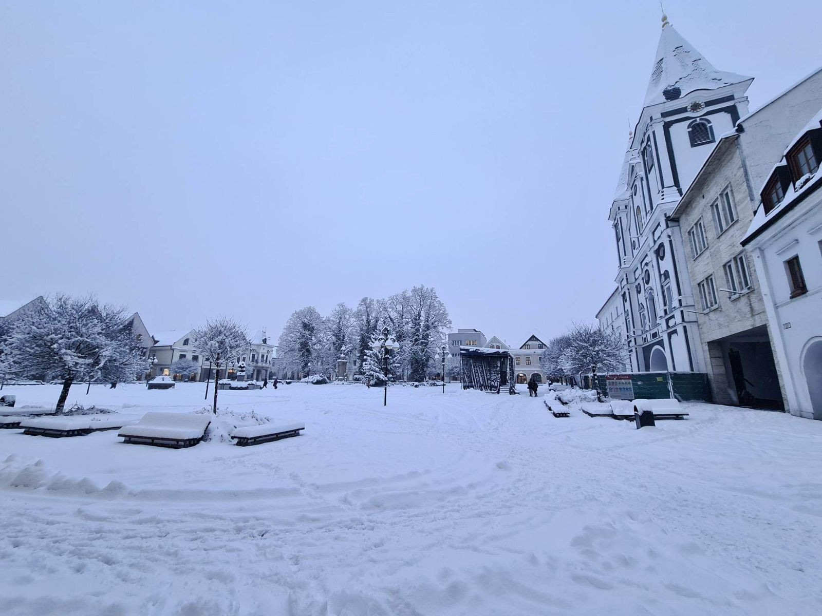 Mesto pokryla biela perina a spôsobuje komplikácie na cestách. 