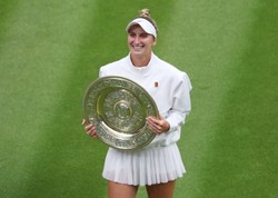 Piwo i tatuaże. Tak Vondrousova świętuje wygraną na Wimbledonie