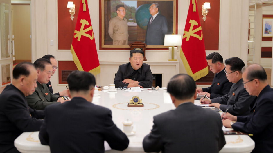 Kim Dzong Un i ośmiu najwyższych rangą urzędników spotkało się we wtorek, aby omówić sprawę epidemii COVID-19