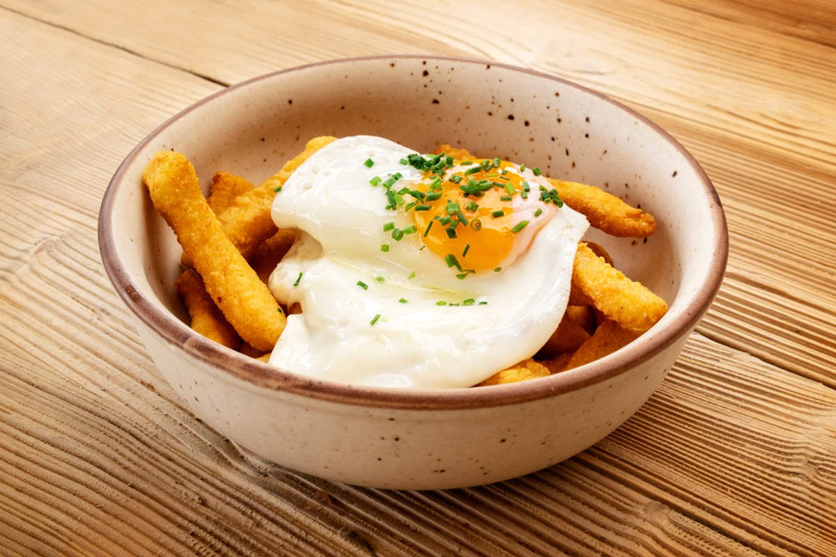 Huevos rotos, czyli "rozbite jajka" to proste, popularne w Hiszpanii danie