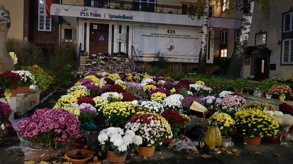 Siedziba PiS w Szczecinie. Od ponad tygodnia nikt nie usunął kwiatów i zniczy. Zamiast tego partia wywiesiła na budynku baner z napisem "435 Liczba dzieci poddanych aborcji z powodu podejrzenia wystąpienia zespołu Downa - dane za rok 2019"