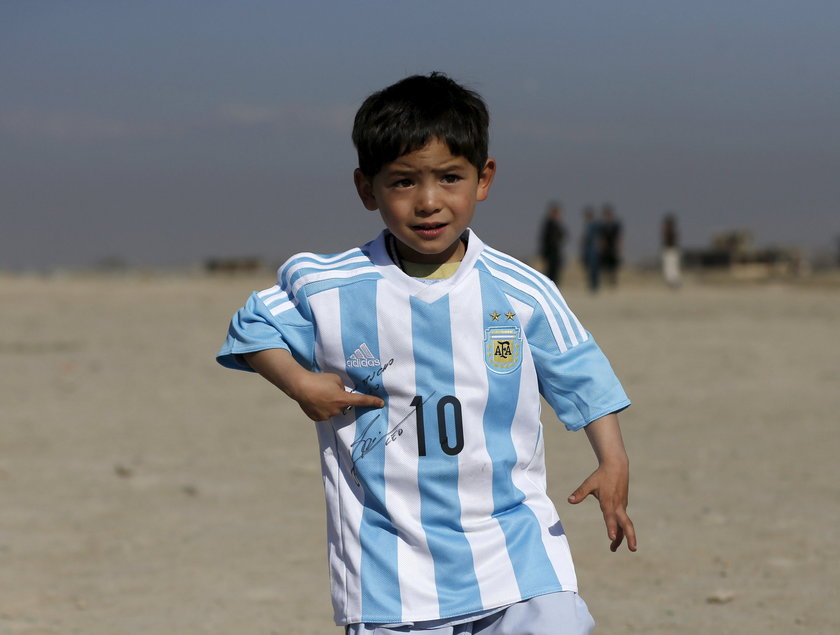 Rodzina osławionego afgańskiego chłopca uciekła z rodzinnego kraju
