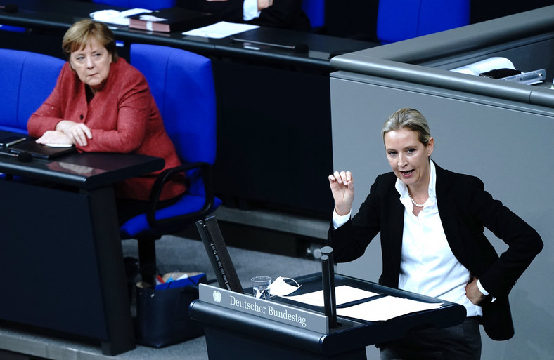 Angela Merkel i Alice Weidel w Bundestagu.