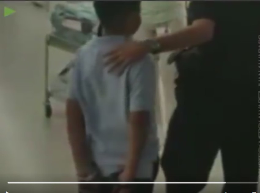 Dečak ili odrasla osoba: Lisice na rukama za sve prilikom privođenja 