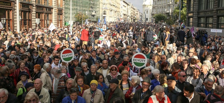 "Kradną naszą wolność! Niech spadają!". Węgrzy wyszli na ulicę