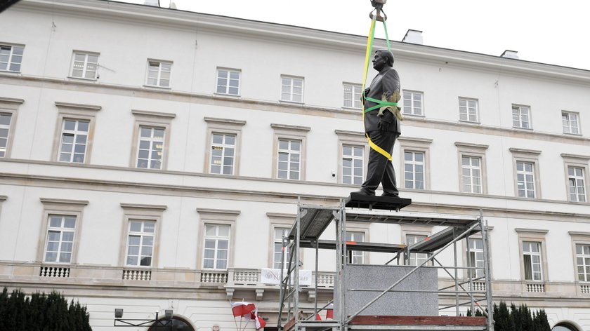 Pomnik Lecha Kaczyńskiego stanął na pl. Piłsudskiego w Warszawie