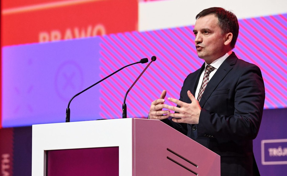 Dodał, że być może należałoby ustalić, czy nie doszło do przekroczenia uprawnień przez sędziów SN, którzy udostępnili materiały.