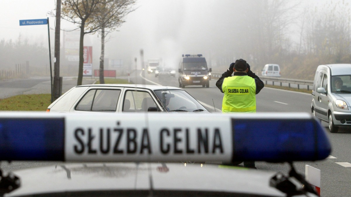 Ponad 19 mln sztuk nielegalnych papierosów, blisko 32 tony tytoniu i 15 tys. litrów "lewego" alkoholu oraz 3 tys. automatów do gier hazardowych trafiło do magazynów śląskiej Służby Celnej w 2016 roku. Okazją do podsumowań pracy funkcjonariuszy był obchodzony wczoraj Światowy Dzień Celnictwa.