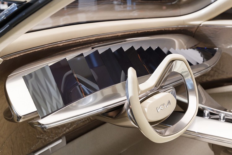 Wnętrze wygląda bardzo komfortowo i futurystycznie. Deskę rozdzielczą stanowi 21 wyświetlaczy o wysokiej rozdzielczości zamontowanych pod różnymi kątami.