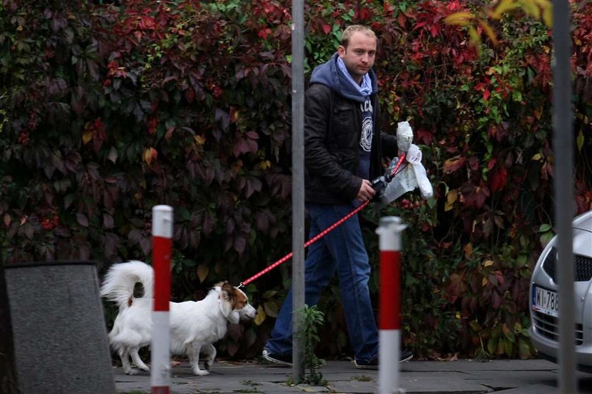 Szyc z psem ślinią się przy kurze. FOTY