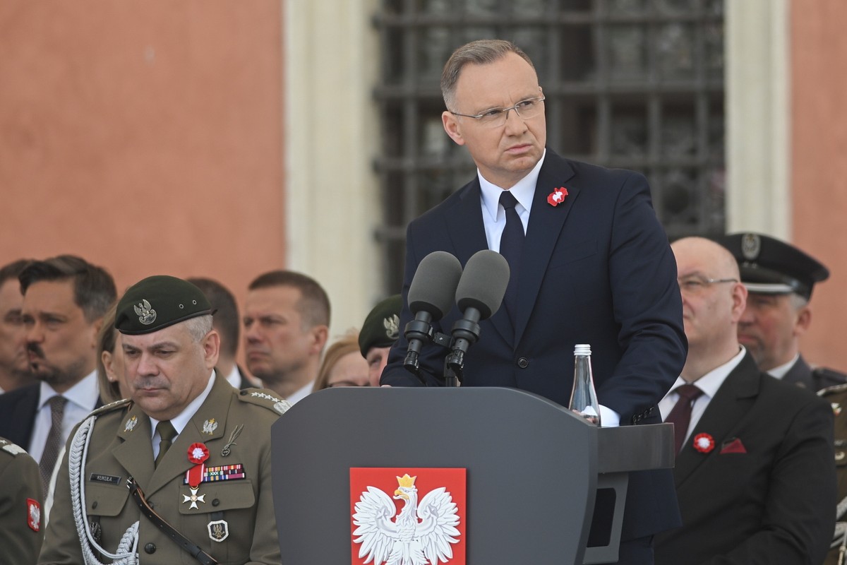 Prezydent RP Andrzej Duda przemawia podczas uroczystości na placu Zamkowym w Warszawie z okazji rocznicy uchwalenia Konstytucji 3. Maja.