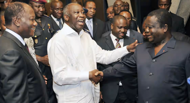 Alassane Ouattara posant avec Henri Konan Bédié et Laurent Gbagbo