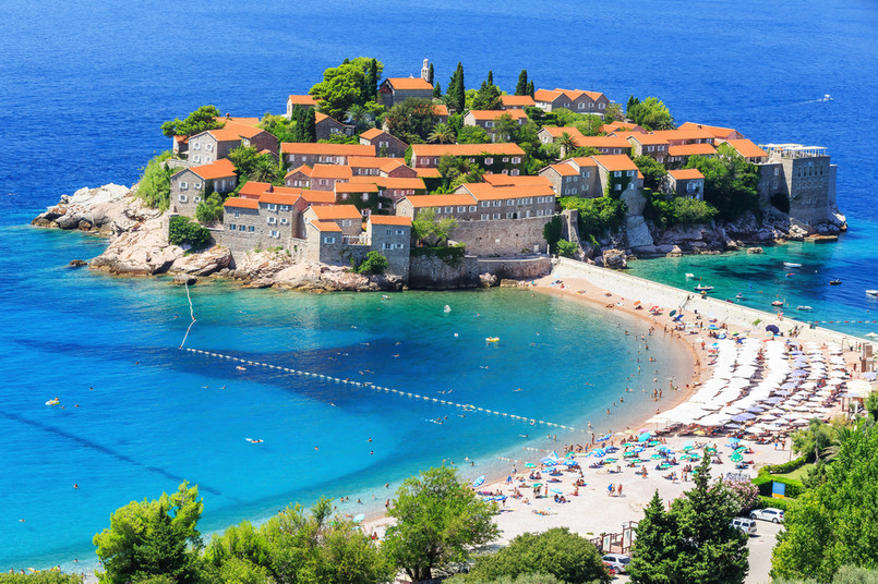 Sveti Stefan To najbardziej rozpoznawalne miasteczko w Czarnogórze. Obecnie całość wyspy ekskluzywny kompleks hotelowy.