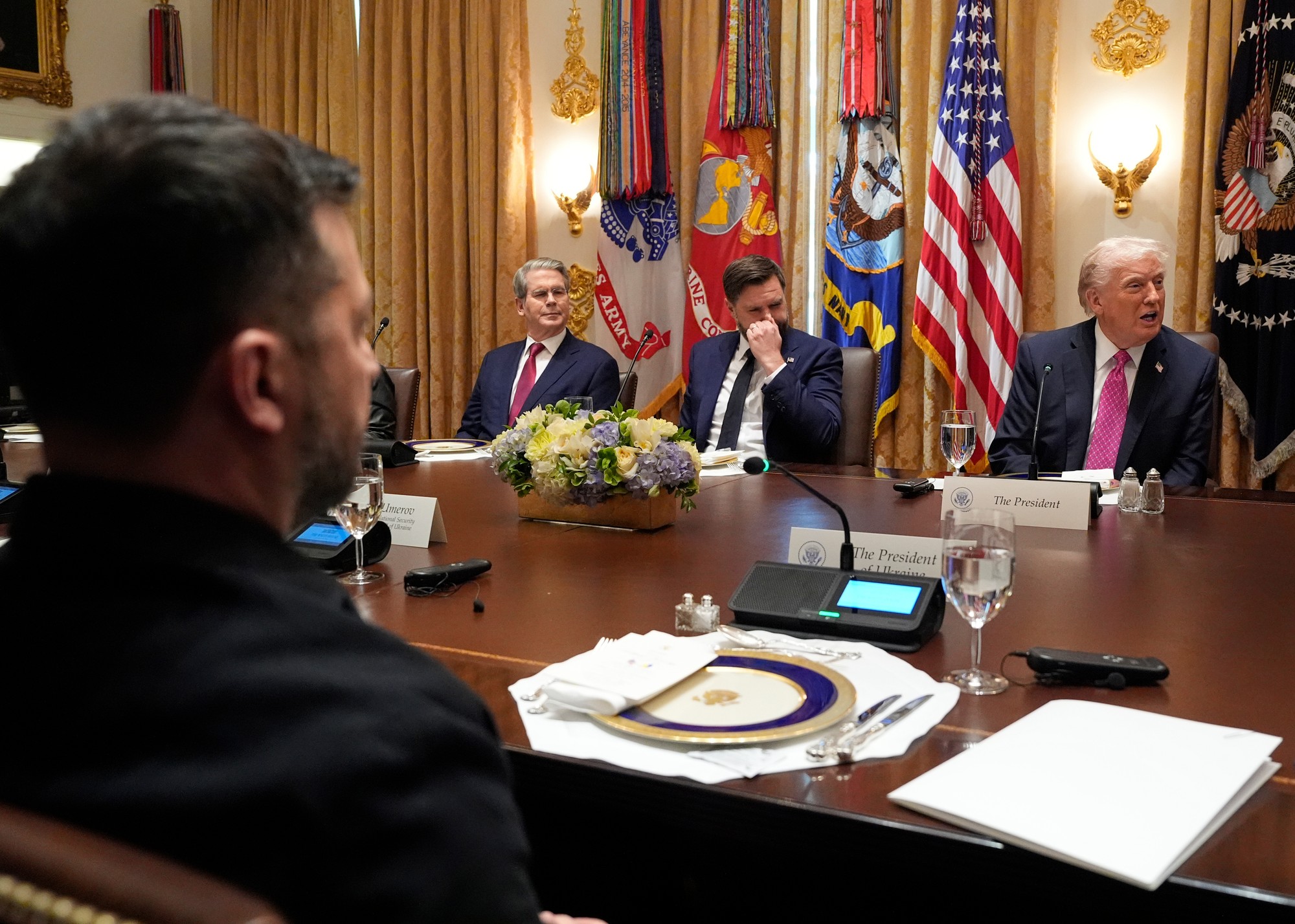 Prezident Donald Trump s ukrajinským prezidentom Volodymyrom Zelenskym, ministrom financií Scottom Bessentom a viceprezidentom JD Vanceom.