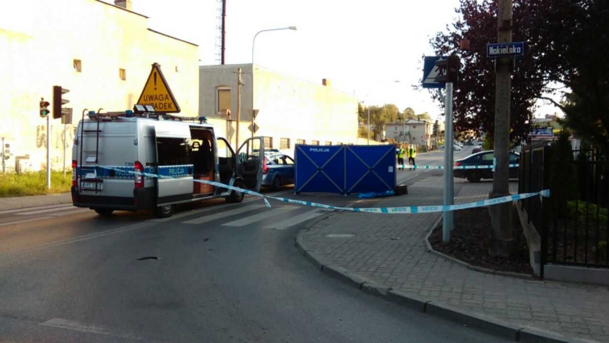 Wczoraj około godz. 15.30 na osiedlu Jary w zachodniej części Bydgoszczy doszło do tragicznego wypadku. Skręcający opel potrącił starszego mężczyznę, który poniósł śmierć na miejscu. Zginął na pasach.