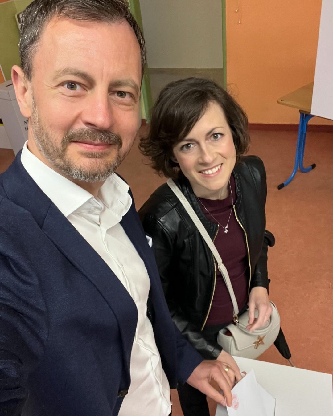 Svoj hlas v prezidentských voľbách odovzdal aj bývalý premiér Eduard Heger (Demokrati) s manželkou.