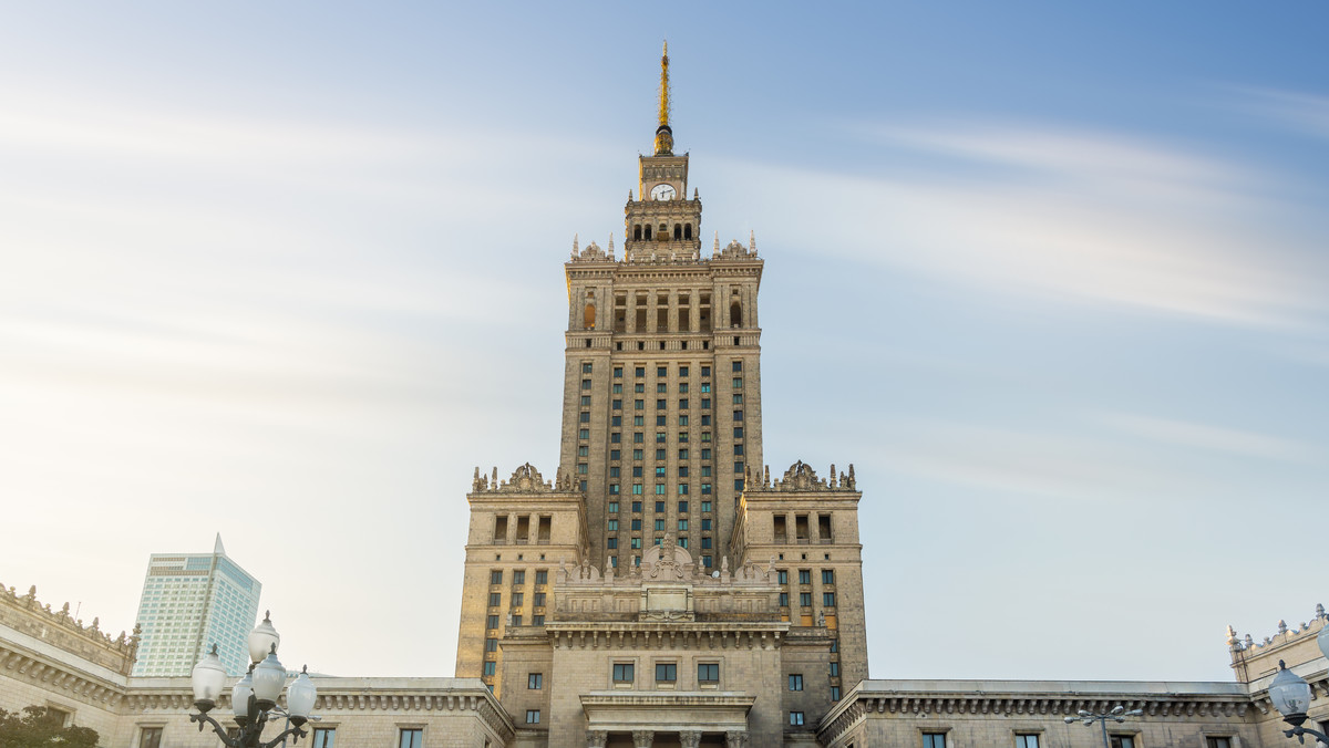 Warszawa. Saperzy przed Pałacem Kultury i Nauki. Teren został zabezpieczony