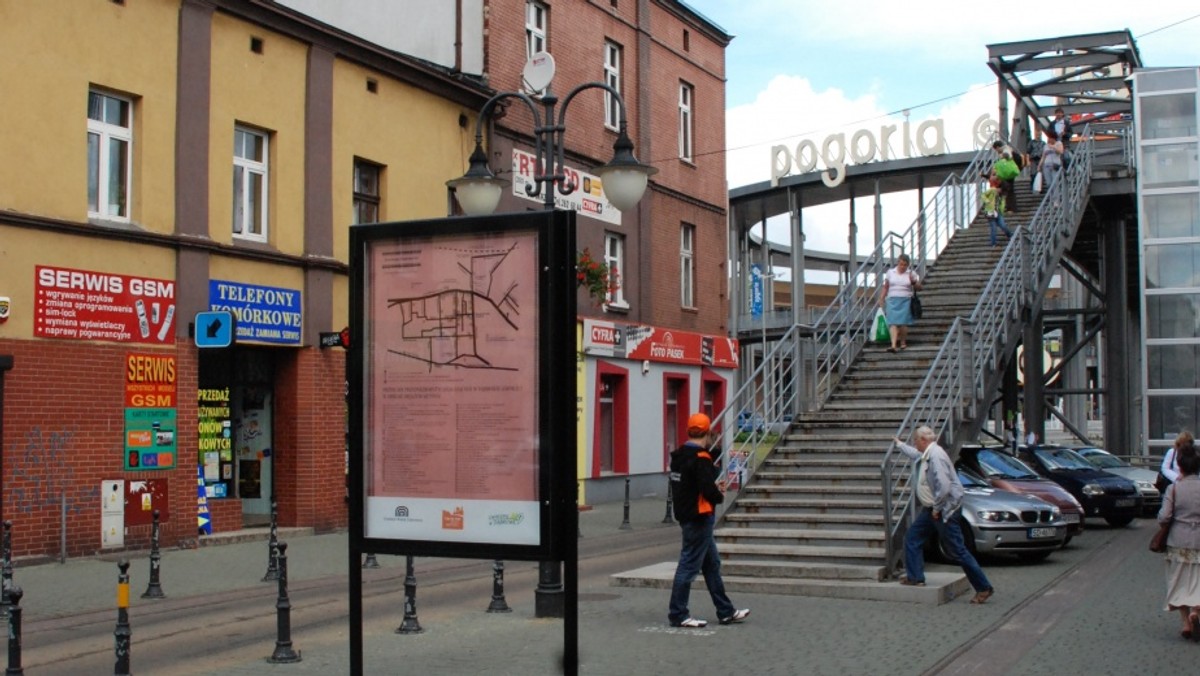 We wtorek robotnicy rozpoczęli remont zniszczonych schodów przy kładce prowadzącej do Centrum Handlowego Pogoria w Dąbrowie Górniczej. Prace potrwają około dwóch tygodni i prowadzone będą w ramach napraw gwarancyjnych.