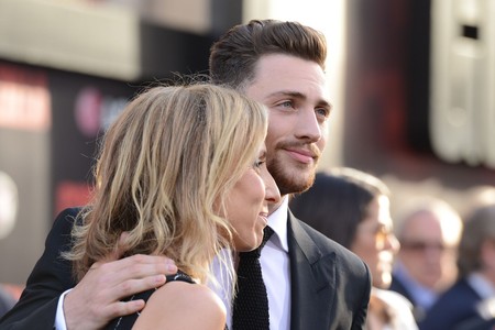 "Oženio se ženom koja može da mu bude MAJKA, bolje da je NJENU ĆERKU birao!", glumac ima 35, a njegova supruga 59 GODINA: Mnogi ne razumeju njihovu vezu, a oni su zajedno  DECENIJU I PO