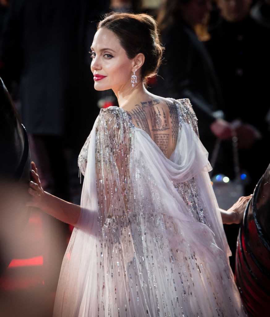 Angelina Jolie a Maleficent egyik premierjére egy olyan lélegzetelállító estélyit viselt, amelyhez egy gyönyörű, csillogó köpeny is dukált.