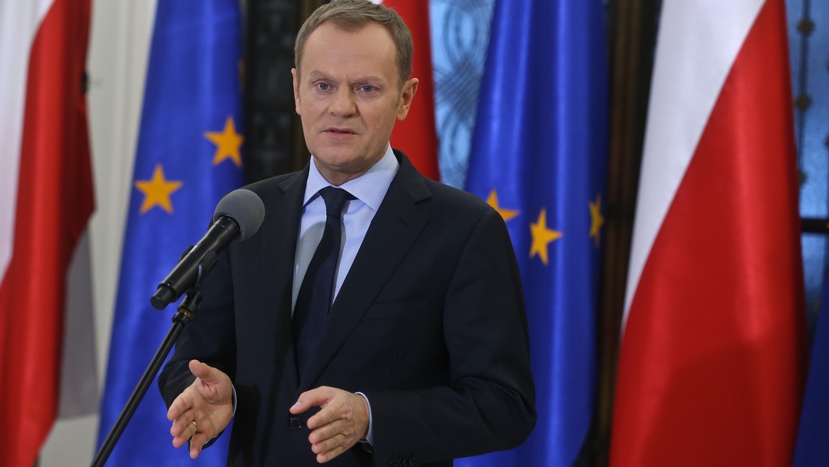 Premier Donald Tusk zarzucił politykom PiS kłamstwo ws. sprzedaży mysłowickiego szpitala. W odpowiedzi prezes PiS Jarosław Kaczyński nazwał PO partią "złodziei i oszustów". W reakcji marszałek Sejmu Ewa Kopacz zapowiedziała wniosek do komisji etyki.