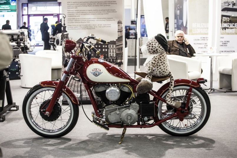 Sokół to polski motocykl produkowany w latach 1933-1939, w Państwowych Zakładach Inżynierii (PZInż) w Warszawie. Nazwa ta pojawiła się po raz pierwszy dla oznaczenia motocykla turystycznego sokół 600 RT, następnie w 1936 roku nazwano tak produkowany już ciężki motocykl CWS M111. Maszyny sokół 1000 i 600 były najbardziej znanymi polskimi motorami przed wojną i produkowano je głównie dla polskiej armii (stanowiły etatowe wyposażenie wojska, we wrześniu 1939 roku były towarzyszem walki z najeźdźcą), dla policji oraz Poczty Polskiej. Po wojnie powrócono do nazwy, nazywając tak pierwszy powojenny polski motocykl - sokół 125 - produkowany w latach 1947-1950. Dziś legendarne imię wraca do nas za sprawą warszawskiej spółki Prywatne Zakłady Inżynieryjne Sokół Motocykle…