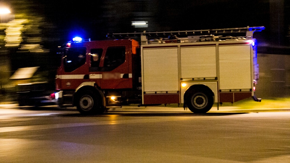 Strażacy, którzy zdecydują się pozostać w służbie dłużej niż 20 lat, otrzymają wyższe dodatki - przewiduje nowelizacja ustawy o PSP podpisana przez prezydenta. Podobne rozwiązania wprowadzono już dla pozostałych funkcjonariuszy podległych MSW.