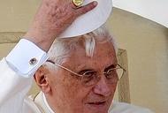 Benedykt XVI zdejmuje czapkę