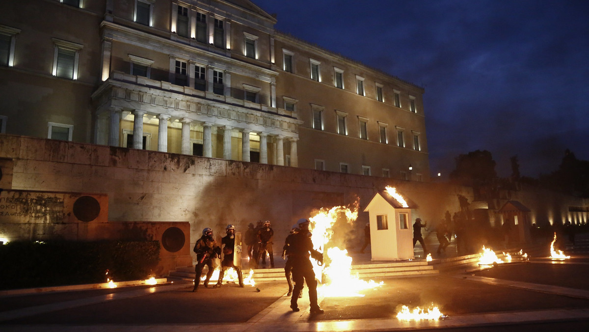 Parlament Grecji przyjął wczoraj wieczorem kolejny pakiet przedsięwzięć oszczędnościowych, którego realizacja jest warunkiem otrzymywania przez zagrożony niewypłacalnością kraj dalszej pomocy od międzynarodowych wierzycieli.