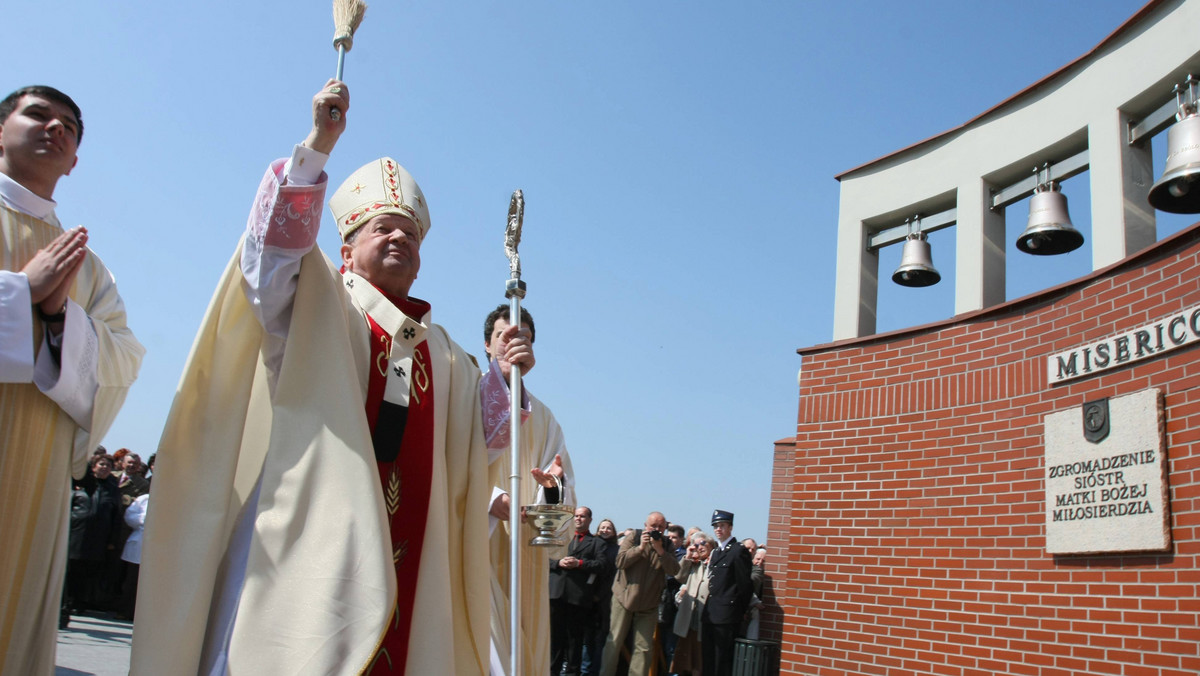 - W wolnej Polsce powinniśmy zespolić siły, a nie dzielić - mówił metropolita krakowski kardynał Stanisław Dziwisz podczas niedzielnej uroczystości ku czci św. Stanisława na Skałce w Krakowie. Wierni przeszli w tradycyjnej procesji z Wawelu na Skałkę.