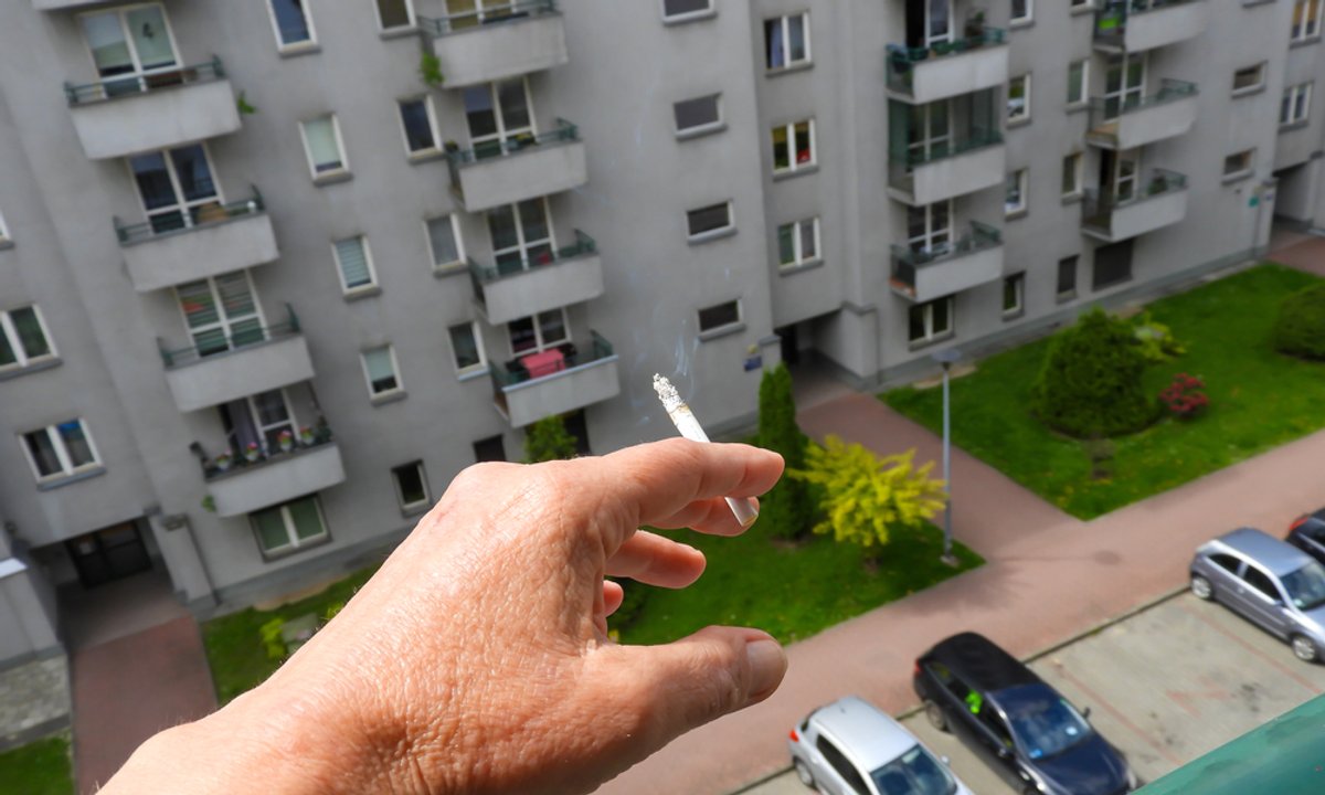 "Mieszkam w popielniczce. Sąsiad z dołu dymi, studenci z góry sypią mi popiół na balkon" [LIST]