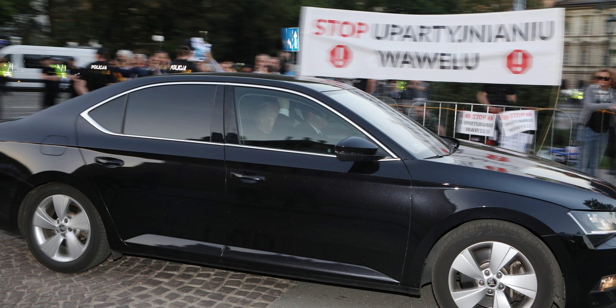 Jarosław Kaczyński przy grobie brata. Nie obyło się bez protestów