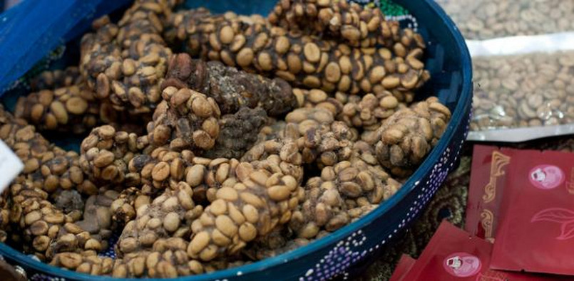 Kopi Luwak – za kilogram tej kawy, pochodzącej z południowo-wschodniej części Azji, trzeba zapłacić 506 dolarów (równowartość ok. 1700 złotych). Chętnych nie brakuje, pomimo że ten gatunek kawy wytwarza się z ziaren połykanych przez żyjącą w południowo-wschodniej części Azji cywetę. Ziarna, które nie zostają strawione przez to zwierzę, są potem wybierane z jego odchodów i… bardzo drogo sprzedawane.