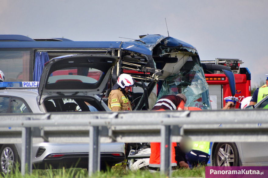 Autobus wiozący dzieci zderzył się z ciężarówką na A1. 10 osób rannych, droga jest zablokowana