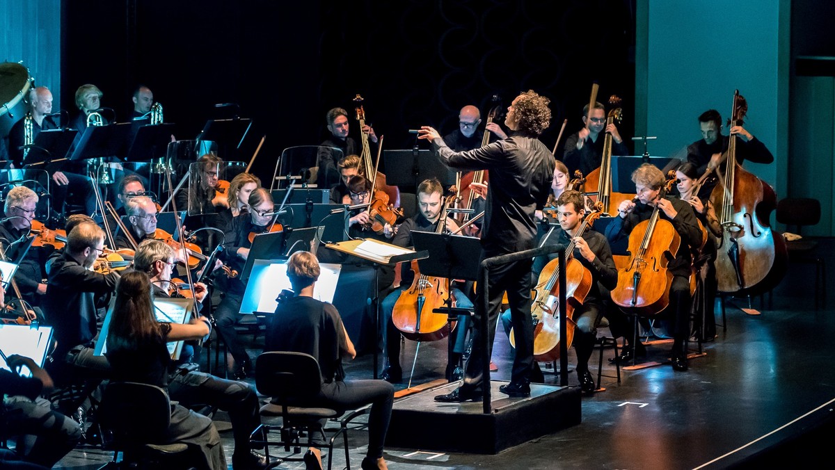 <strong>XXI Festiwal im. Franciszka Wybrańczyka Sinfonia Varsovia Swojemu Miastu zbliża się do finału. W czwartek 2 września podczas koncertu zamknięcia zabrzmią ponadczasowe kompozycje Fryderyka Chopina, Piotra Czajkowskiego i Krzysztofa Pendereckiego. Sinfonię Varsovię poprowadzi uznany dyrygent, Aleksandar Marković, a za fortepianem usiądzie laureat Konkursu im. Artura Rubinsteina w Tel Awiwie – Szymon Nehring.</strong>