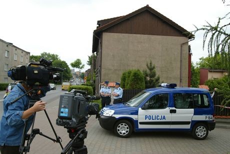 30.05.2007 - Siemianowice Slaskie .Samobojstwo Barbary Blidy . Blida ur 3 grudnia 1949 w Siemianowicach Slaskich popelnila samobojstwo przed godzina 7 rano 25 kwietnia 2007 w obecnosci funkcjonariuszy ABW .n/z. Eksperyment procesowy dotyczacy smierci Barbary Blidy Fot.  Tomasz Griessgraber/EDYTOR.net