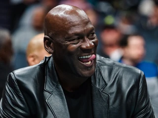 Michael Jordan po kilkunastu latach sprzedał większościowy pakiet udziałów w drużynie Charlotte Hornets. Według doniesień medialnych zarobił na transakcji ok. 2,8 mld dol.