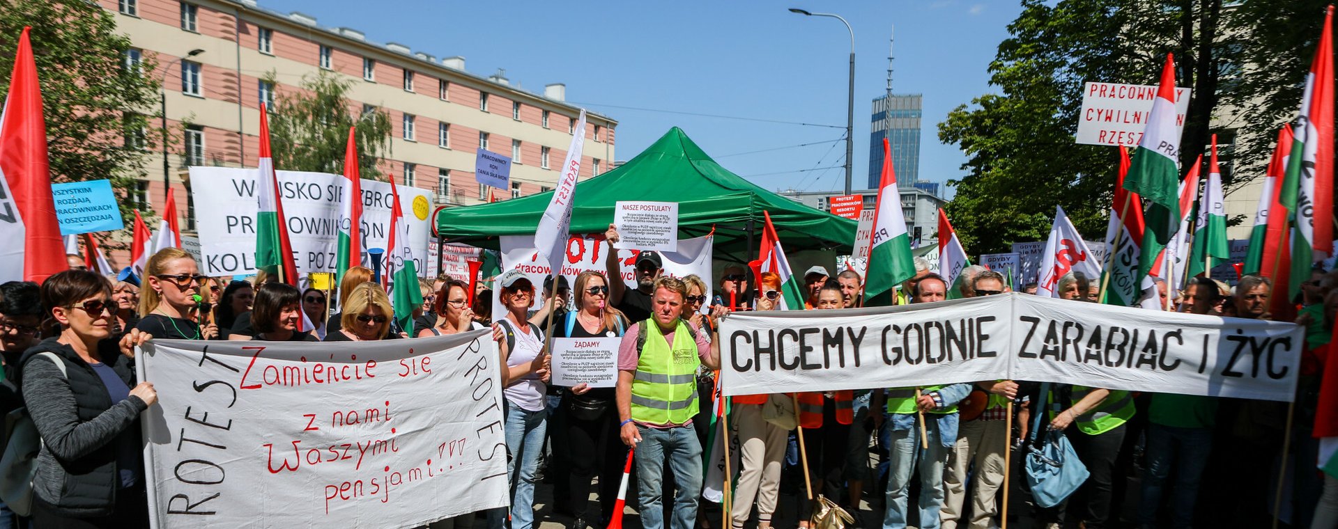 Rząd musi liczyć się z protestami zatrudnionych w sektorze publicznym. Na zdjęciu protest pracowników wojska z 29 maja 2023 r.