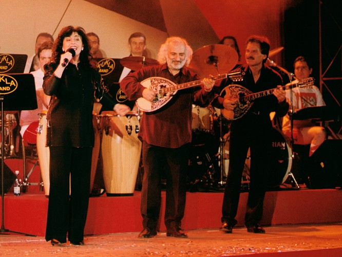 Eleni z zespołem podczas Jubileusz 80-lecia Kazimierza Górskiego (2001)