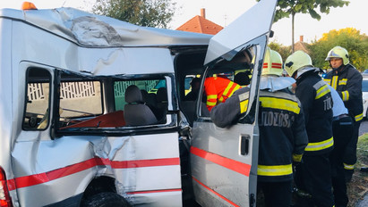 Helyszíni fotók: betegszállítóba csapódott egy mentrend szerinti busz Veszprémben