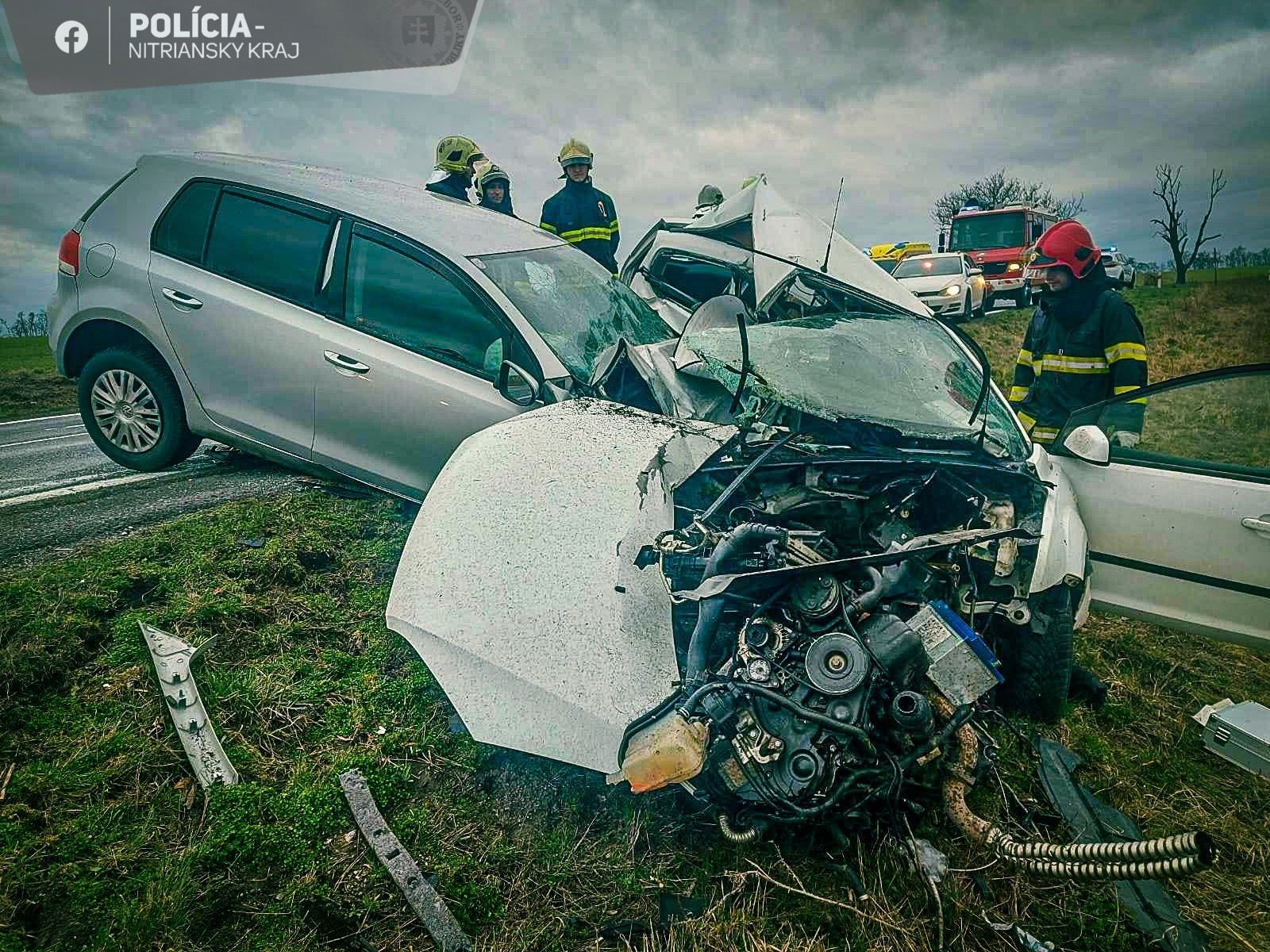 Vodička osobného motorového vozidla Ford Focus sa čelne zrazila s Volkswagenom Golf.