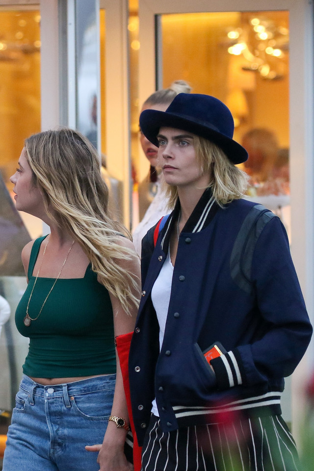 Cara Delevingne i Ashley Benson w Saint-Tropez