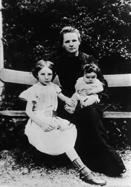 Maria Skłodowska-Curie z córkami