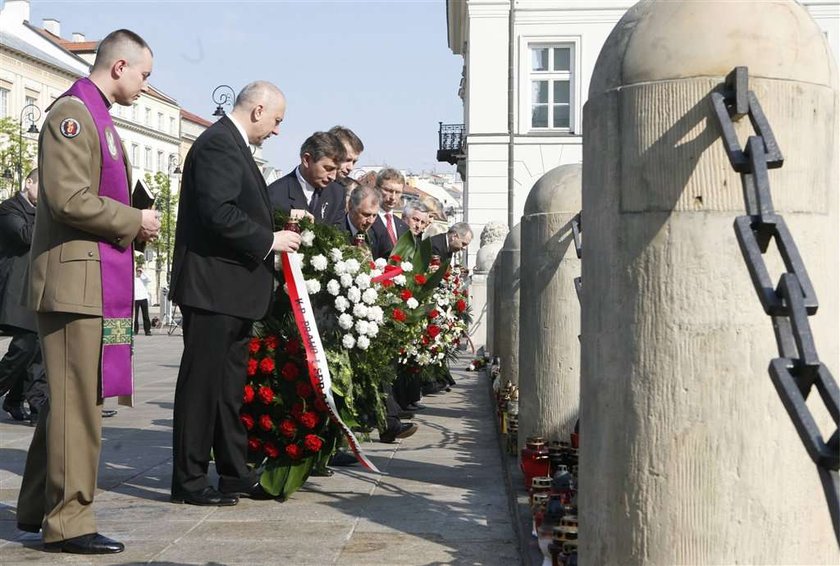 Posłowie PiS składają hołd