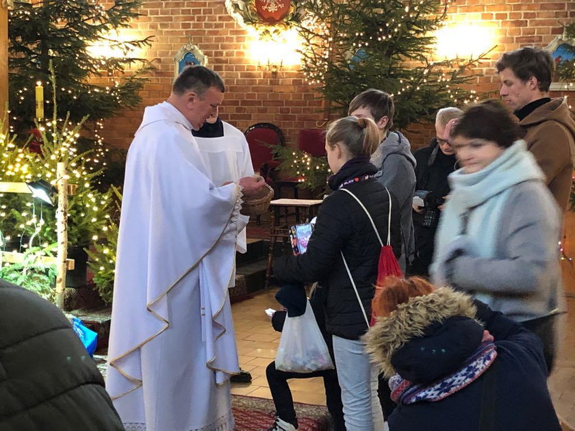 Ks. Kazimierz Klaban z Elbląga po raz trzeci oddaje tacę na WOŚP