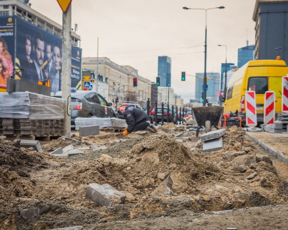 Nadmiar betonu znika z Warszawy. Kolejne ulice rozpłytowane!