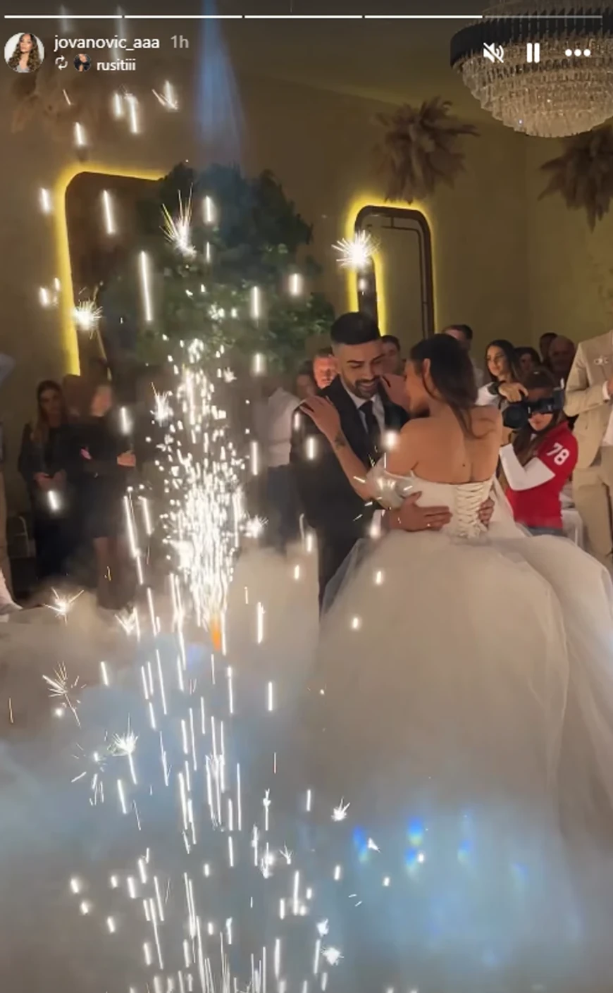 Čestitamo! Udala se Ana Jovanović! Mladoženja nosi nanogicu, a ona venčanicu sa golim ramenima i leđima!