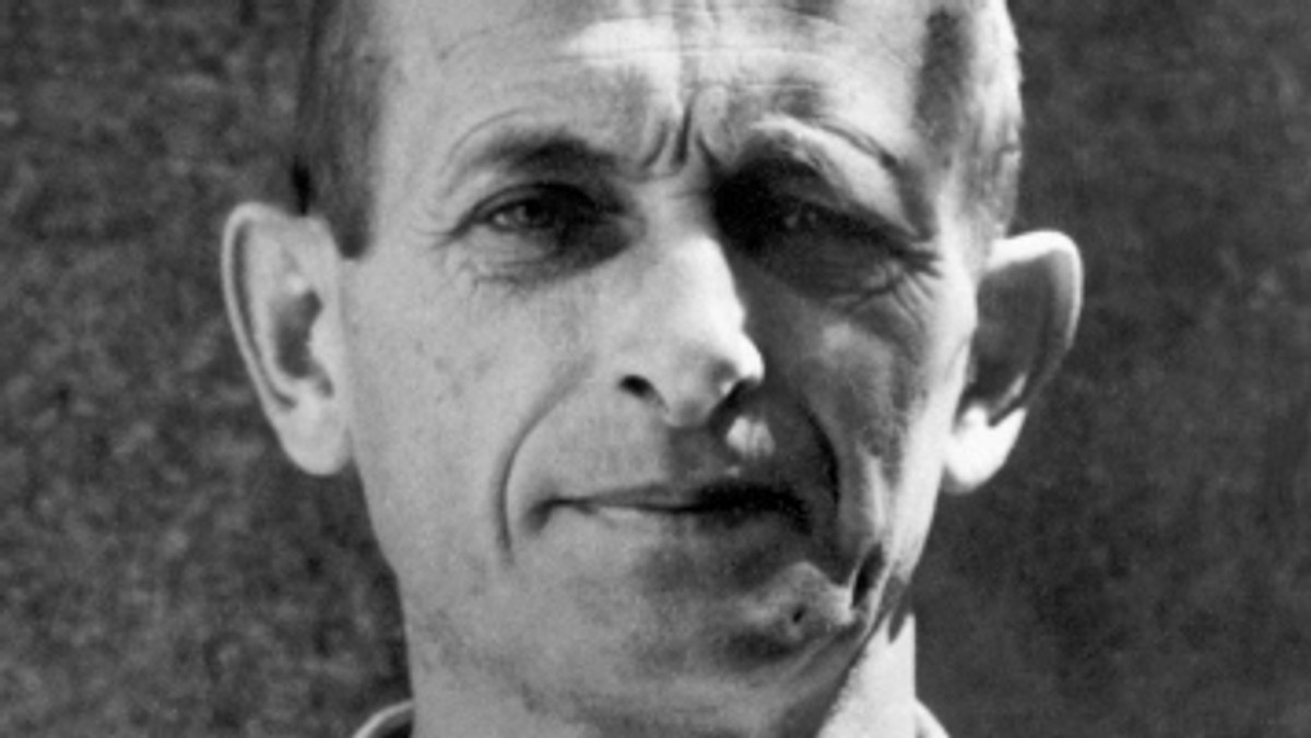 Adolf Eichmann to nazistowski, niemiecki zbrodniarz wojenny, członek SS, SD i Gestapo. Był jednym z głównych architektów Holokaustu. Odpowiadał za koordynację transportu Żydów do gett i obozów zagłady. Eichmann był głównym koordynatorem i wykonawcą planu ostatecznego rozwiązania kwestii żydowskiej, którego działania przyczyniły się do unicestwienia 5-6 mln ludzkich istnień. Schwytany w Ameryce Południowej w 1960 r. Skazany za zbrodnie przeciwko ludzkości i zbrodnie wojenne, Eichmann został powieszony w nocy 31 maja 1962 r. w izraelskiej Ramli.