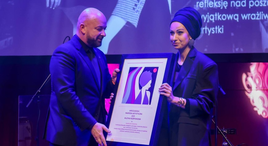 Prezydent Jacek Sutryk nagradza Magdalenę Zawartko.